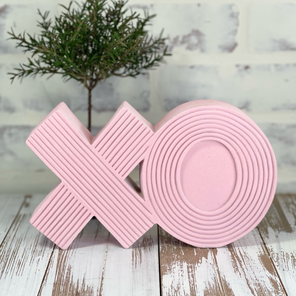 XO Decor Valentine’s Tabletop Pink XO Hugs & Kisses Decor